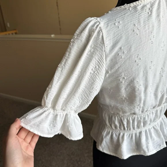 White Ruffled Women's Top Size Small - Picture 4 of 5